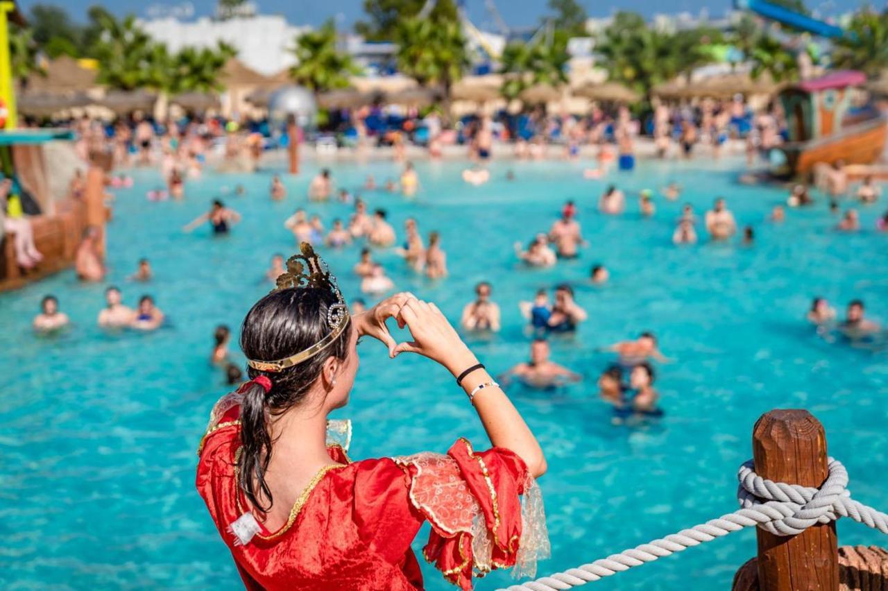 Hotel Apartments Villaggio Dei Fiori 4 Stars Luxury - Great Family Resort - Pet Friendly - With Hypermarket - Delivery Restaurant-Pizzeria - Room Breakfast With Supplement - Ultra Fast Wi-Fi - Play Area For Children - Olympic Swimming Pool - Parking كاوْرلي المظهر الخارجي الصورة