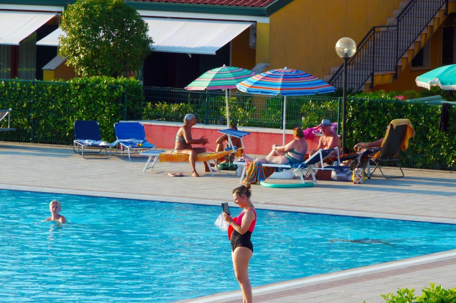 Hotel Apartments Villaggio Dei Fiori 4 Stars Luxury - Great Family Resort - Pet Friendly - With Hypermarket - Delivery Restaurant-Pizzeria - Room Breakfast With Supplement - Ultra Fast Wi-Fi - Play Area For Children - Olympic Swimming Pool - Parking كاوْرلي المظهر الخارجي الصورة