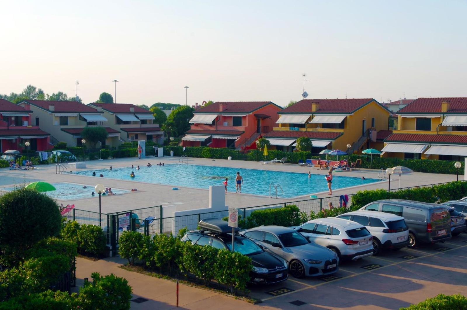 Hotel Apartments Villaggio Dei Fiori 4 Stars Luxury - Great Family Resort - Pet Friendly - With Hypermarket - Delivery Restaurant-Pizzeria - Room Breakfast With Supplement - Ultra Fast Wi-Fi - Play Area For Children - Olympic Swimming Pool - Parking كاوْرلي المظهر الخارجي الصورة