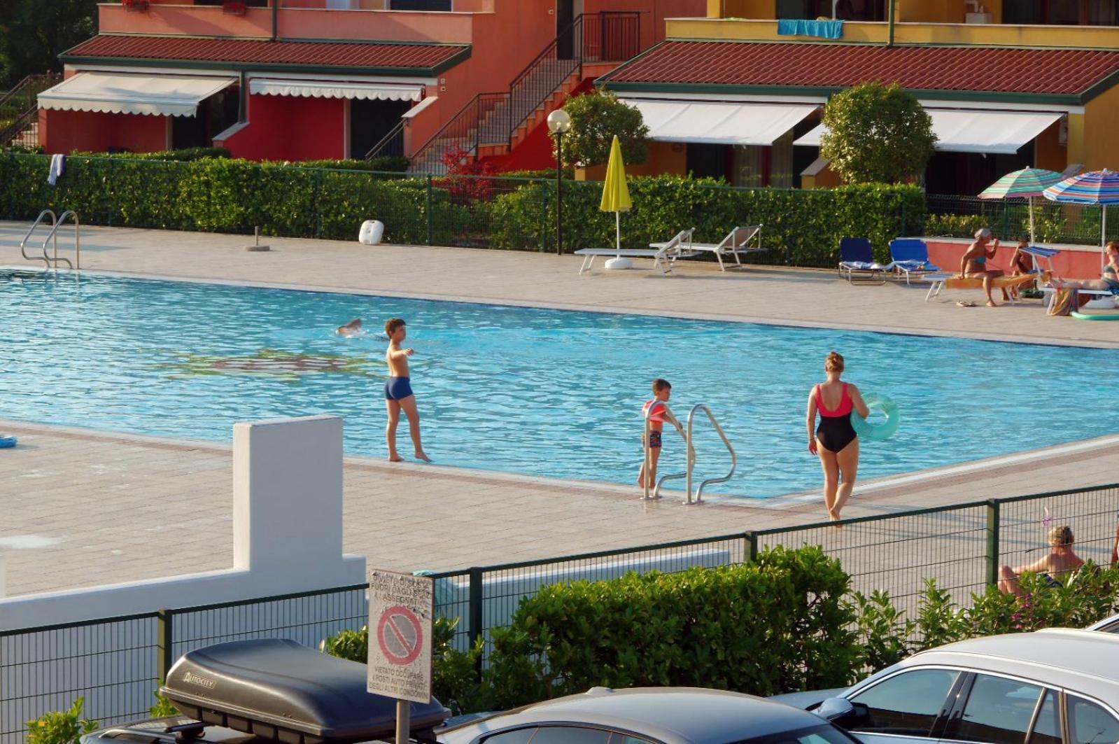 Hotel Apartments Villaggio Dei Fiori 4 Stars Luxury - Great Family Resort - Pet Friendly - With Hypermarket - Delivery Restaurant-Pizzeria - Room Breakfast With Supplement - Ultra Fast Wi-Fi - Play Area For Children - Olympic Swimming Pool - Parking كاوْرلي المظهر الخارجي الصورة
