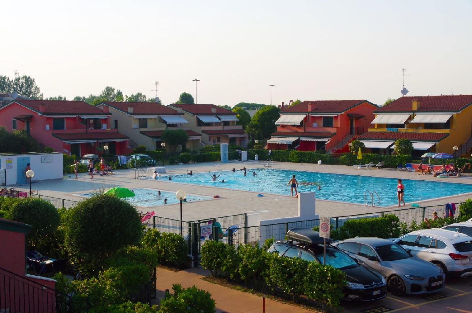 Hotel Apartments Villaggio Dei Fiori 4 Stars Luxury - Great Family Resort - Pet Friendly - With Hypermarket - Delivery Restaurant-Pizzeria - Room Breakfast With Supplement - Ultra Fast Wi-Fi - Play Area For Children - Olympic Swimming Pool - Parking كاوْرلي المظهر الخارجي الصورة