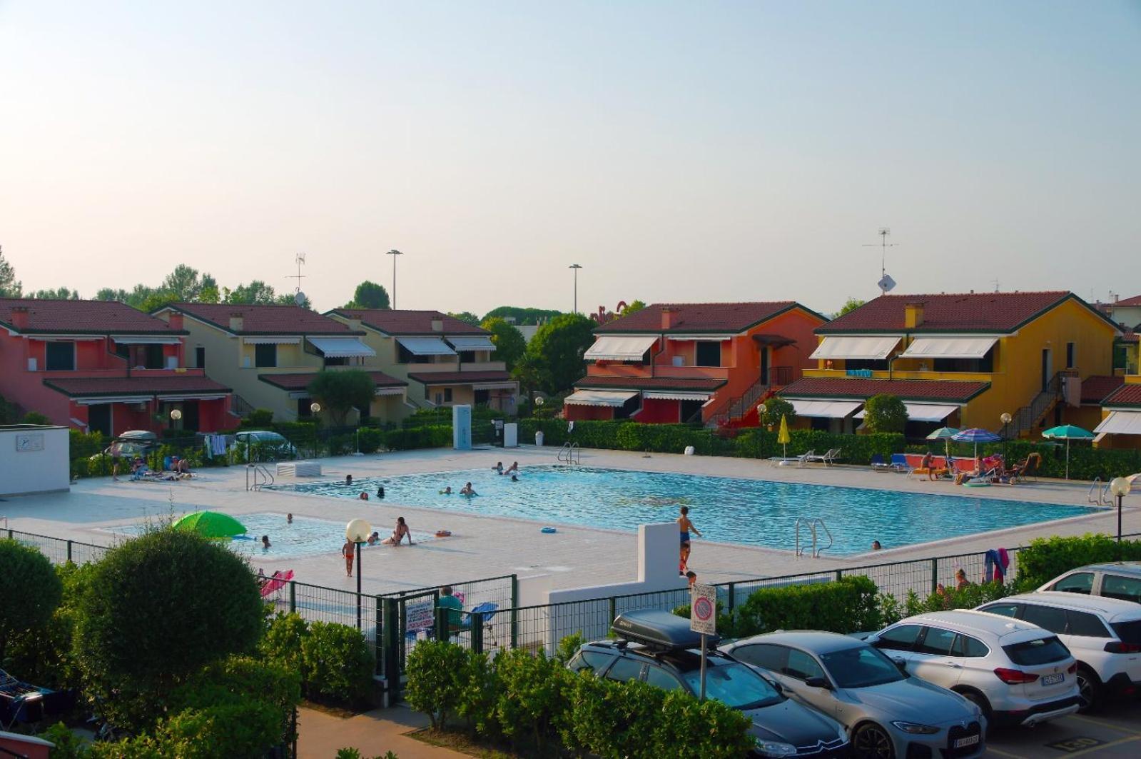 Hotel Apartments Villaggio Dei Fiori 4 Stars Luxury - Great Family Resort - Pet Friendly - With Hypermarket - Delivery Restaurant-Pizzeria - Room Breakfast With Supplement - Ultra Fast Wi-Fi - Play Area For Children - Olympic Swimming Pool - Parking كاوْرلي المظهر الخارجي الصورة