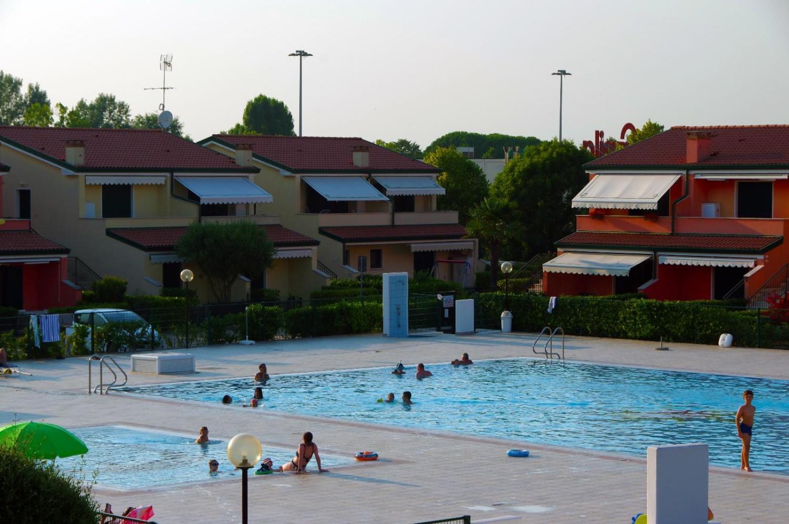 Hotel Apartments Villaggio Dei Fiori 4 Stars Luxury - Great Family Resort - Pet Friendly - With Hypermarket - Delivery Restaurant-Pizzeria - Room Breakfast With Supplement - Ultra Fast Wi-Fi - Play Area For Children - Olympic Swimming Pool - Parking كاوْرلي المظهر الخارجي الصورة